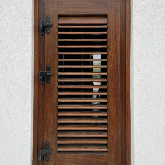 Infissi in legno - persiana per finestra in legno - Liotta Porte