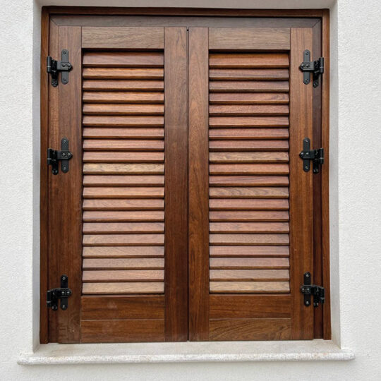 Infissi in legno - persiana per finestra in legno - Liotta Porte